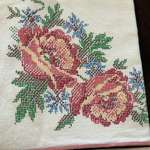 4/$50 Floral Embroidered Textile napkins set of four 🌸 - Picture 1 of 8